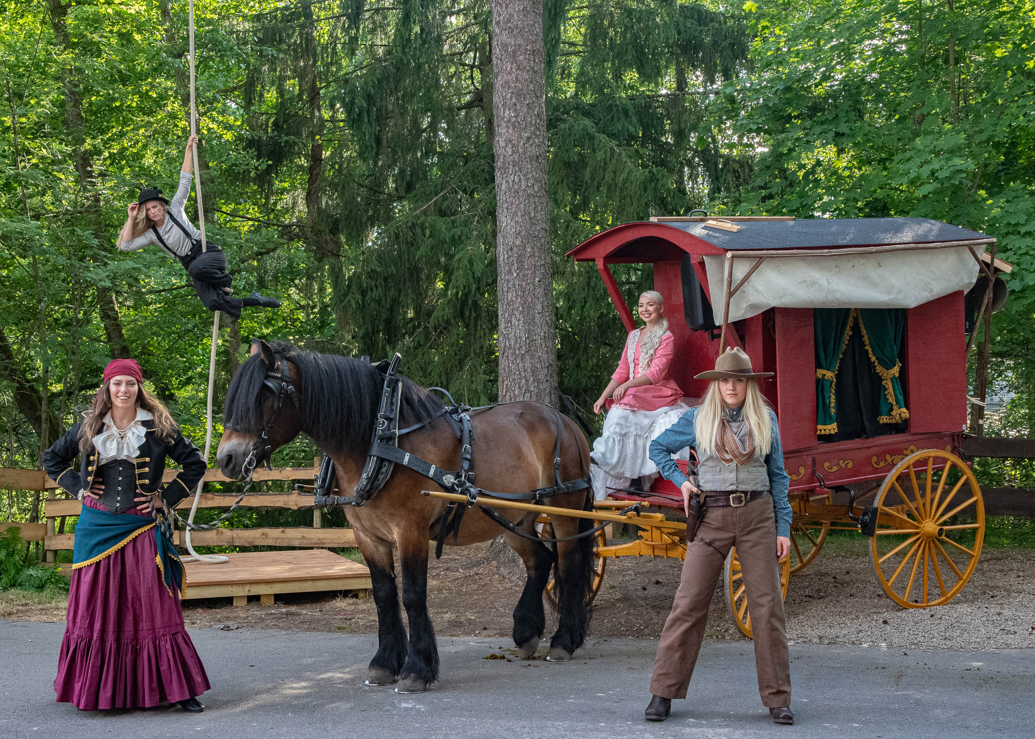 high-chaparral-dansa-och-sjung-cirkusvagnen