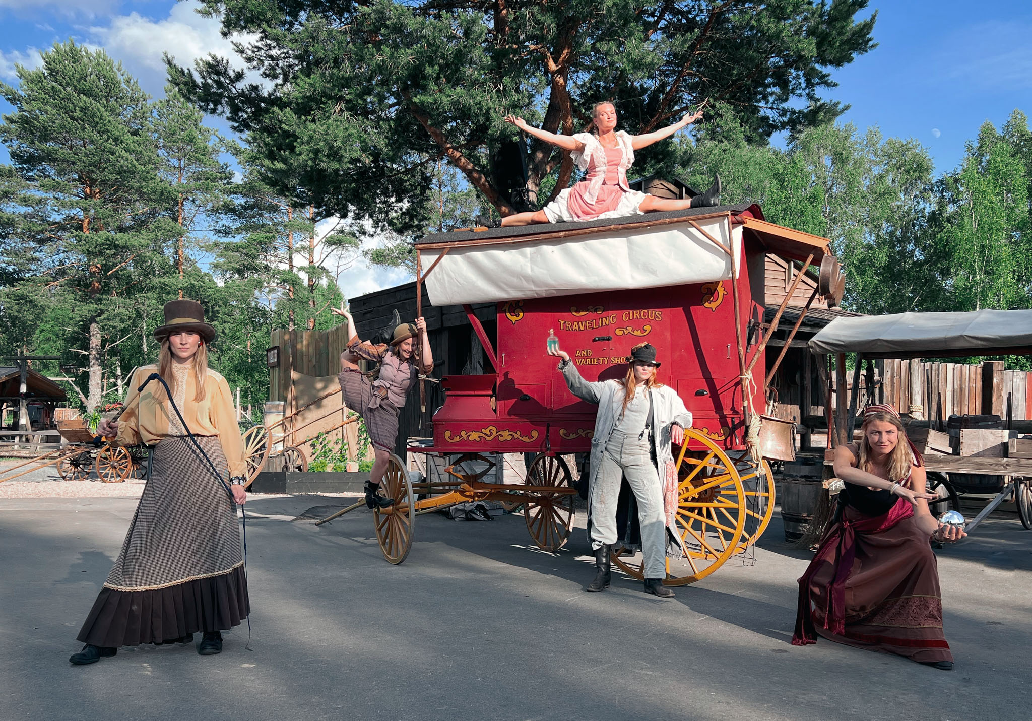 cirkusvagnen-myra-charlie-katy-clementine